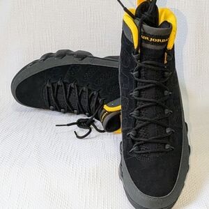 Jordan Men's Black and Yellow Sneakers